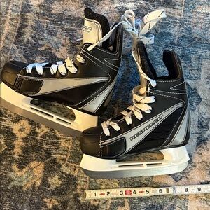 Helspeler Kid’s Hockey Skates Black and silver. Size Y13